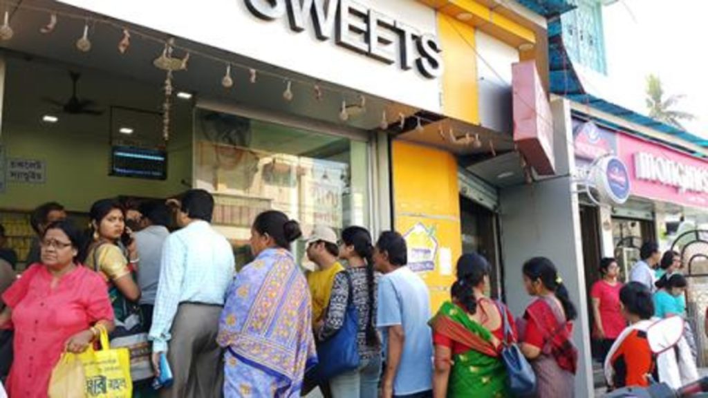 দোকানে দোকানে লম্বা লাইনে, ভাইদের আপ্যায়নে রূপবান মিষ্টিতেই ভরসা দিদিদের