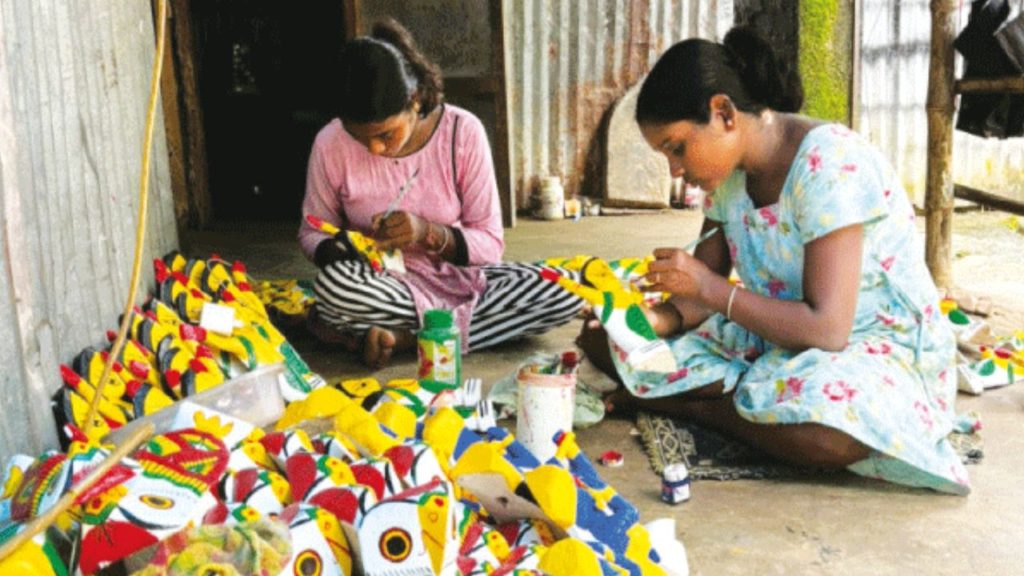 পূর্বস্থলীর নতুনগ্রাম যেন কাঠের পুতুলের দেশ