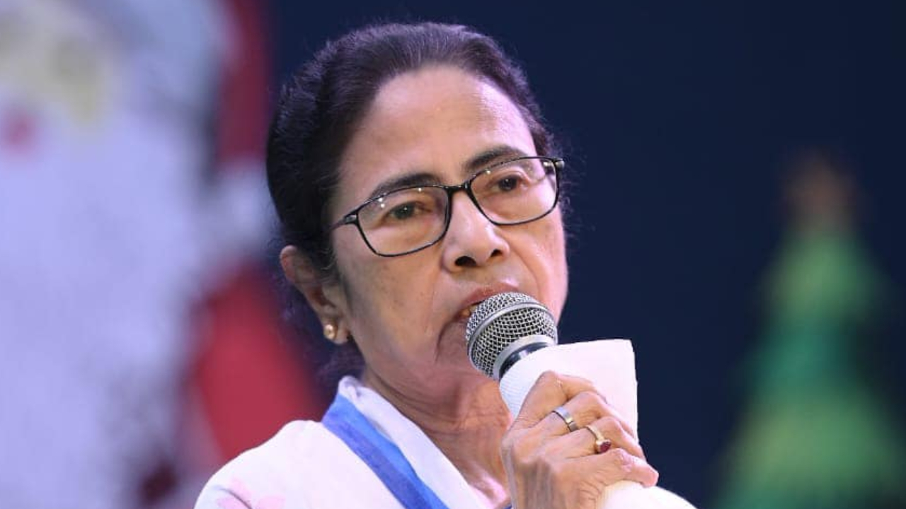 ক্রিসমাসের ছুটি বাতিল নিয়ে কেন্দ্রীয় সরকারকে বিঁধলেন মমতা
