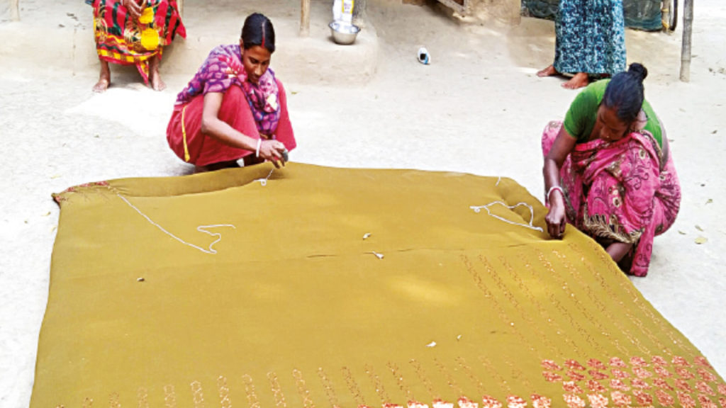 শীতে বালাপোশ তৈরি করে দিন বদলের স্বপ্ন দেখছেন ভরতপুরের পল্লিশ্রী গ্রামের লক্ষ্মীরা