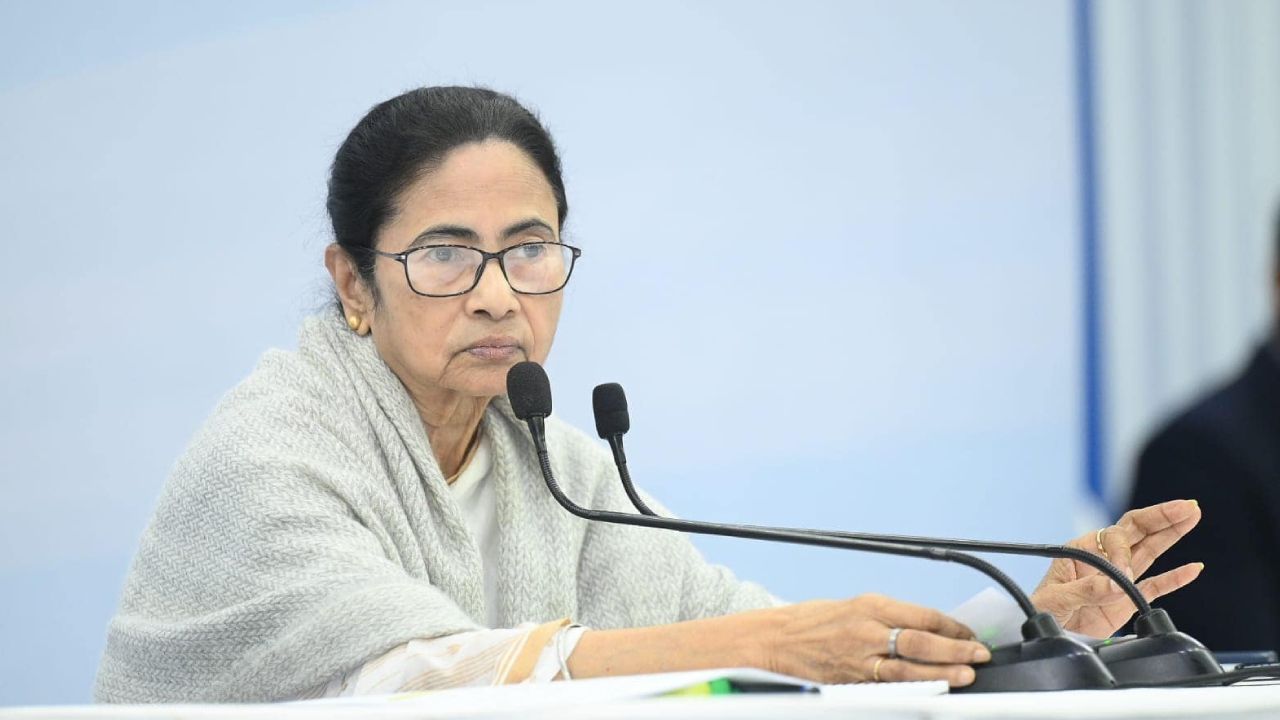 বাংলায় অনুপ্রবেশ ঘটাচ্ছে BSF, কেন্দ্রকে তোপ মমতার