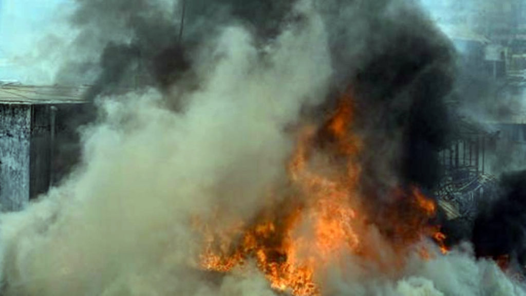 হাঙ্গারফোর্ড স্ট্রিটের বহুতলে ভয়াবহ  আগুন, আটকে আবাসিকরা