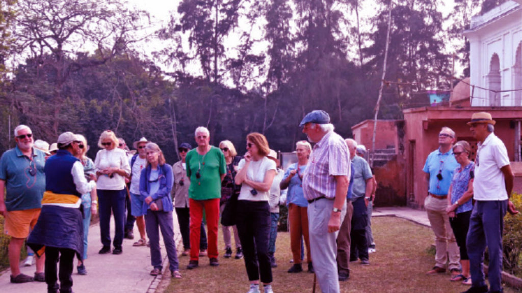 শীত পড়তেই নবাবী ইতিহাস ছুঁয়ে দেখতে পর্যটকদের ঢল নামল মুর্শিদাবাদে