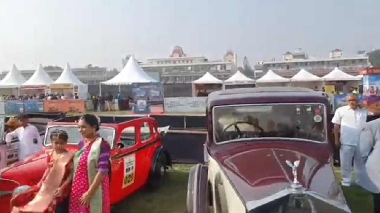 কলকাতার রাজপথে ভিন্টেজ গাড়ির সমাবেশ