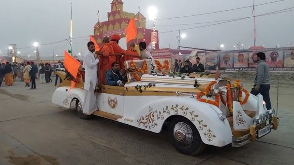 রোলস রয়েস থেকে অডি, পূর্ণকুম্ভে বিলাসবহুল গাড়ির মেলা! সন্ন্যাসীদের বাহন দেখে তাজ্জব দুনিয়া