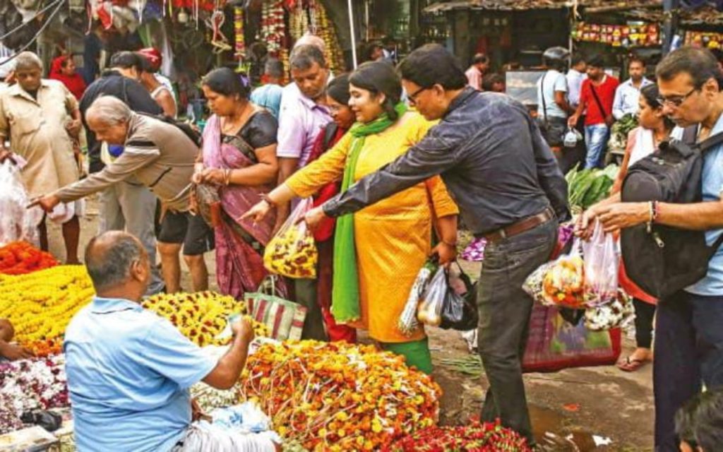 শিবরাত্রি উপলক্ষে ফুল-ফলের বাজার চড়া, হিমশিম খাচ্ছে মধ্যবিত্ত