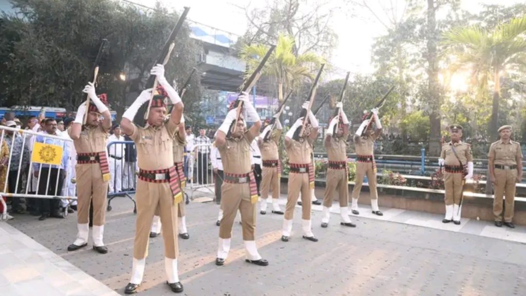 রবীন্দ্র সদনে গান স্যালুটে শেষ শ্রদ্ধা জানানো হল প্রতুল মুখোপাধ্যায়কে, শোকস্তব্ধ মুখ্যমন্ত্রী