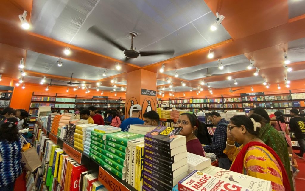 বই মেলায় এলেন প্রায় ২৭ লক্ষ মানুষ, প্রায় ধুলোহীন বইমেলায় উঠলো দিন বাড়ানোর দাবিও