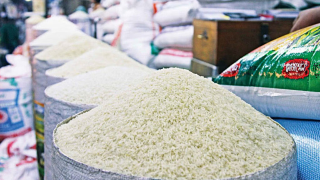 বিদেশে রপ্তানি বেড়ে যাওয়ায় দেশে চালের দাম বাড়ছে, নাজেহাল সাধারণ মানুষ