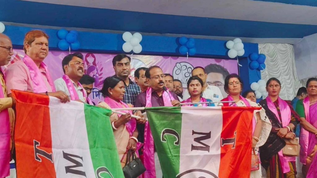 আগামী বিধানসভা নির্বাচনের আগে মুর্শিদাবাদে কংগ্রেসে বড় ধাক্কা, দু’বারের বিধায়ক যোগ দিলেন তৃণমূলে