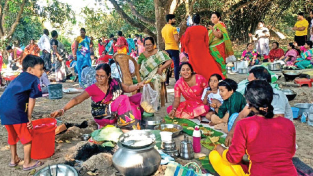 ফাল্গুনের শুক্লপক্ষে গ্রামের শীতলাতলায় রান্না উৎসব, হাজার হাজার উনুন জ্বলে, কোথায় জানেন?
