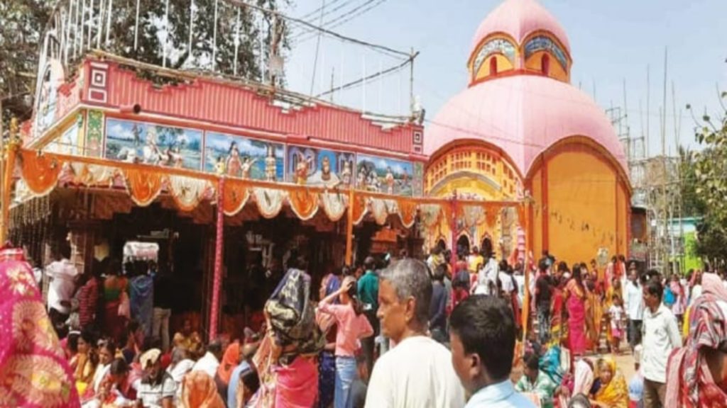 গড়বেতার বসন্ত রায় জিউর মন্দিরে শিবরাত্রির মেলা ঘিরে এলাকায় উৎসবের আমেজ