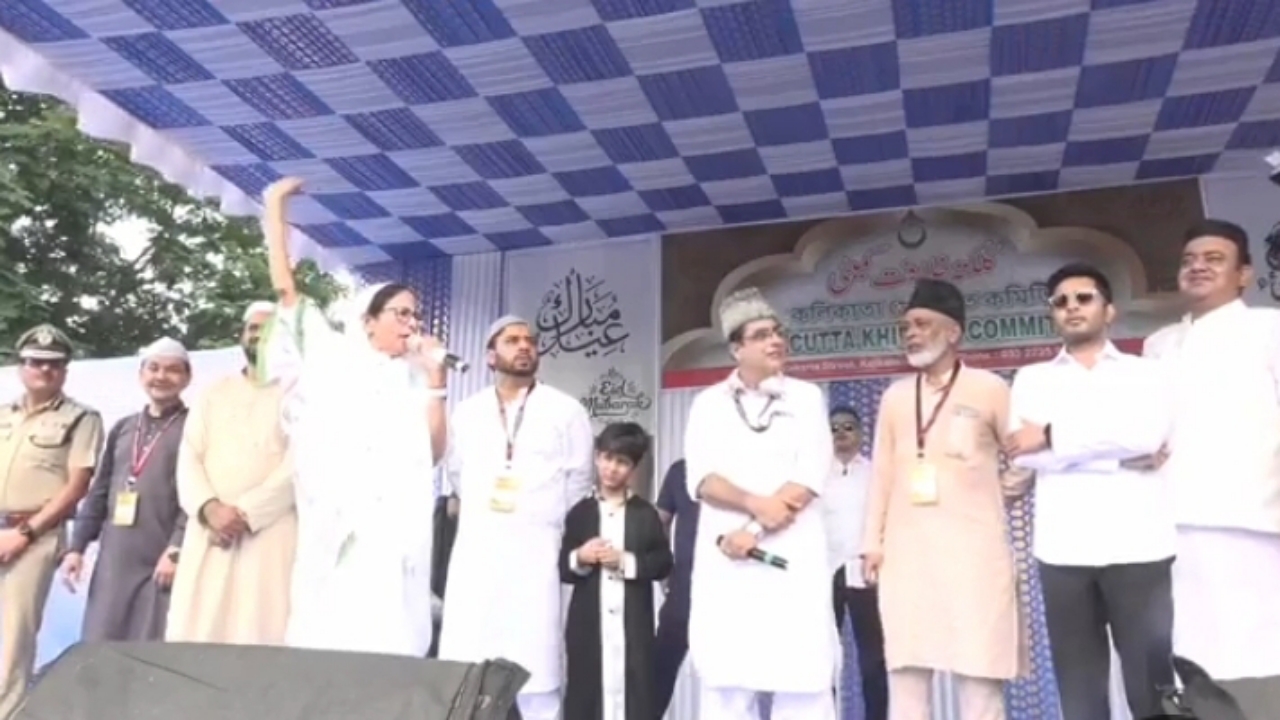 পবিত্র ঈদে রেড রোড থেকে সম্প্রীতির বার্তা মুখ্যমন্ত্রীর, রিজওয়ানুরের বাড়িতে মমতা-অভিষেক, দেখুন ভিডিও