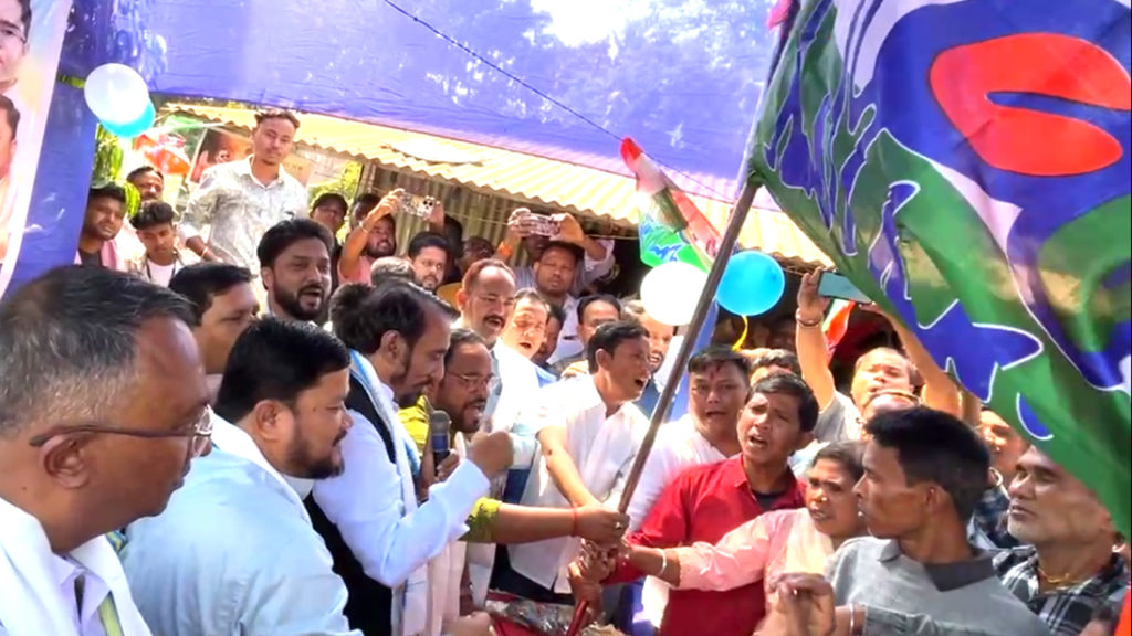 রায়গঞ্জে বিজেপি থেকে তৃণমূলে যোগ, রামপুর গ্রাম পঞ্চায়েত দখল এখন শুধুমাত্র সময়ের অপেক্ষা