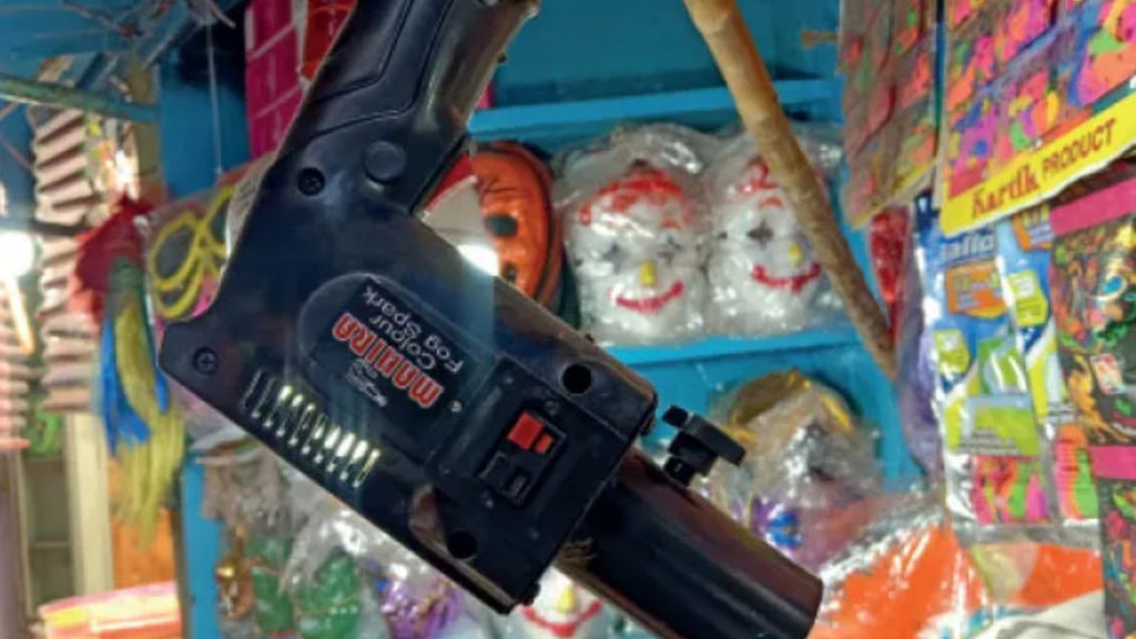 এবছর দোলের বাজার কাঁপাচ্ছে ‘ট্যাঙ্ক গান’, ‘গুলাল গান’, ট্রিগারে আঙুল রাখলেই সামনের মানুষটি একেবারে ভূত!