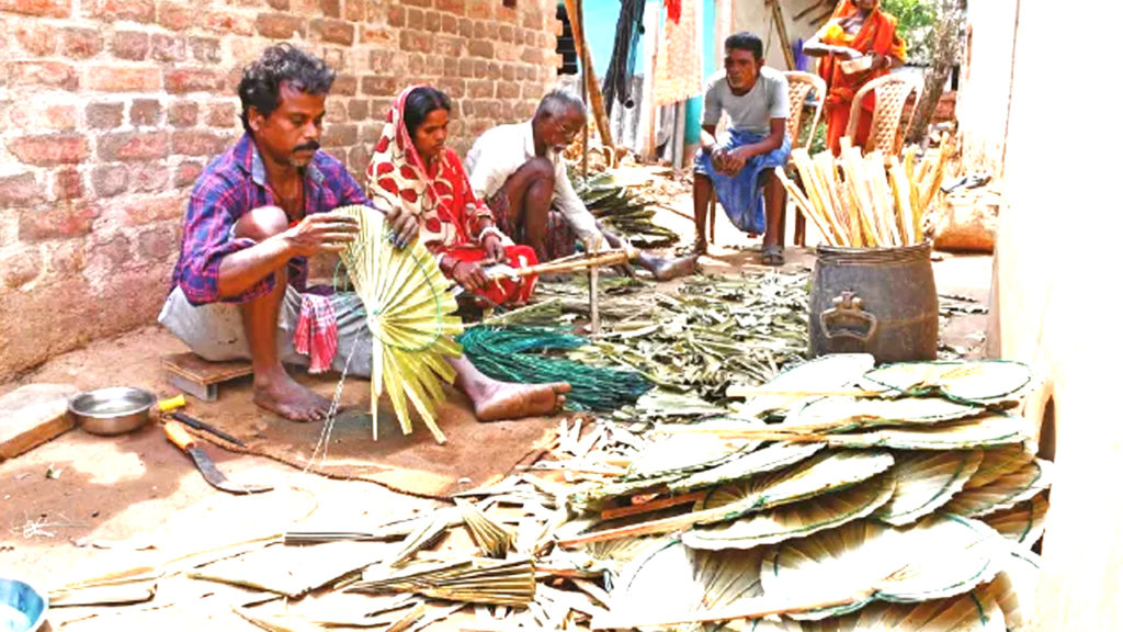গরম আসতেই ব্যস্ততা বেড়ে যায় জামবনীর ‘হাতপাখার’ গ্ৰাম বলে পরিচিত দুবড়ায়