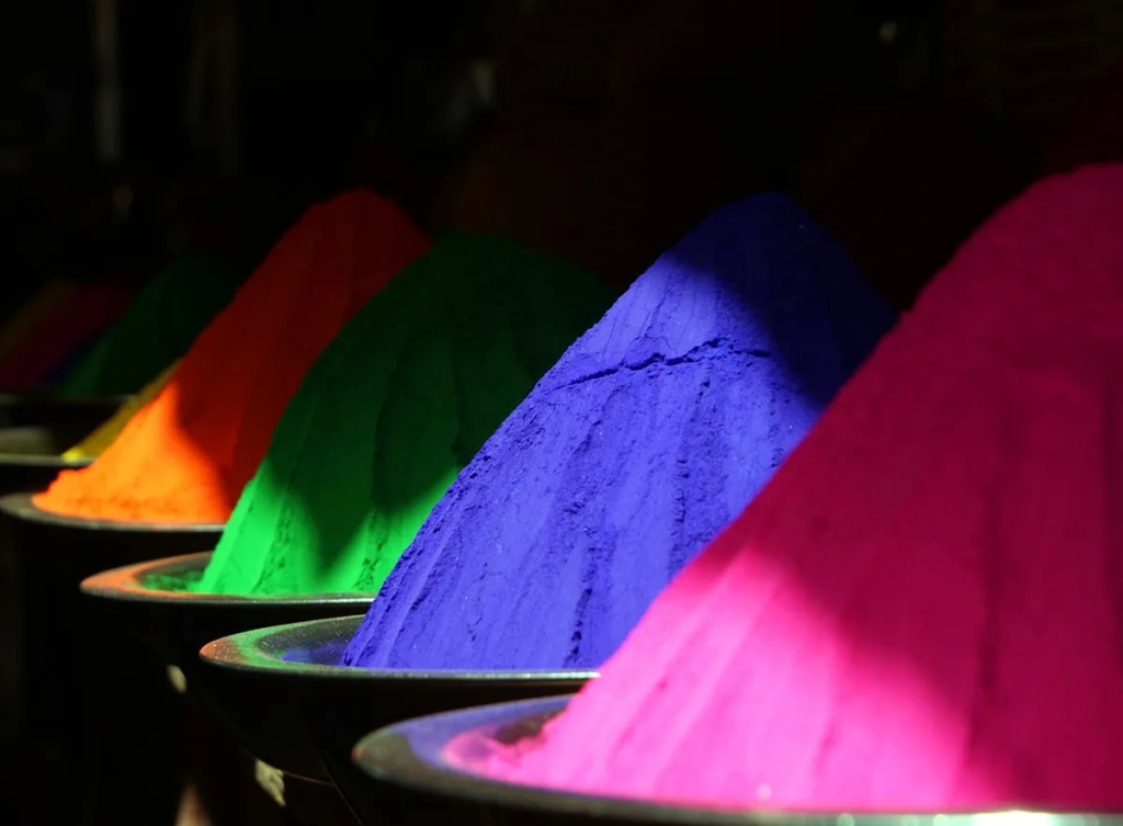 স্বনির্ভর গোষ্ঠীর মহিলাদের তৈরি ভেষজ আবিরের চাহিদা তুঙ্গে