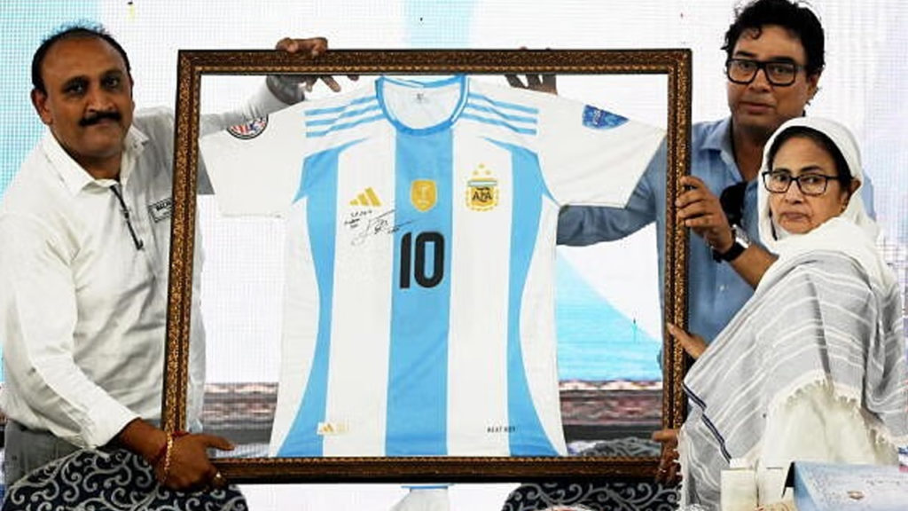 বাংলার দিদিকে স্বাক্ষর করা জার্সি উপহার মেসির, কী লিখলেন লিও?
