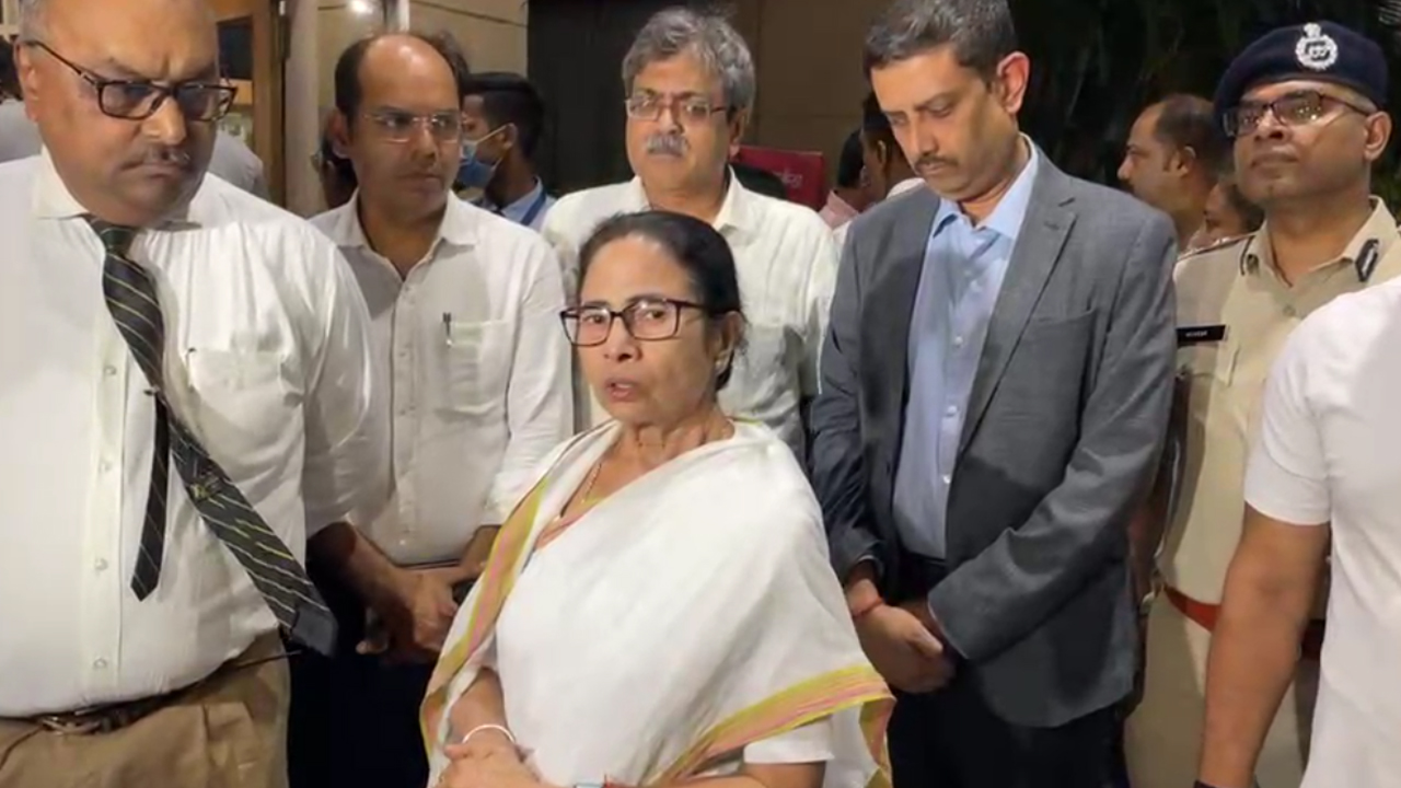 অসুস্থ রাজ্যপাল এবং মুকুল রায়কে দেখতে হাসপাতালে মমতা
