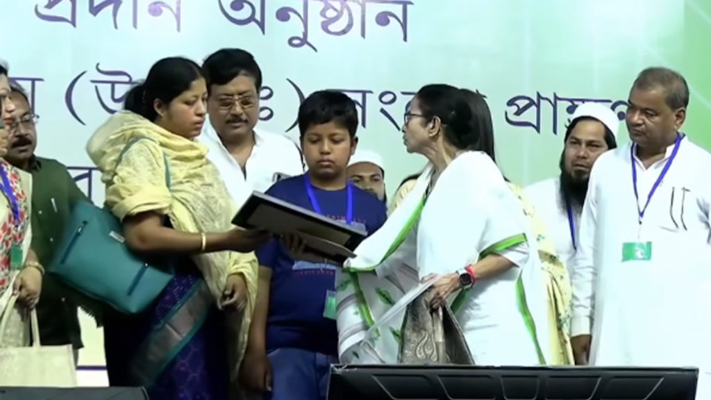 ঝন্টু আলি শেখের স্ত্রীকে সরকারি চাকরি দিয়ে প্রতিশ্রুতি পালন করলেন মুখ্যমন্ত্রী