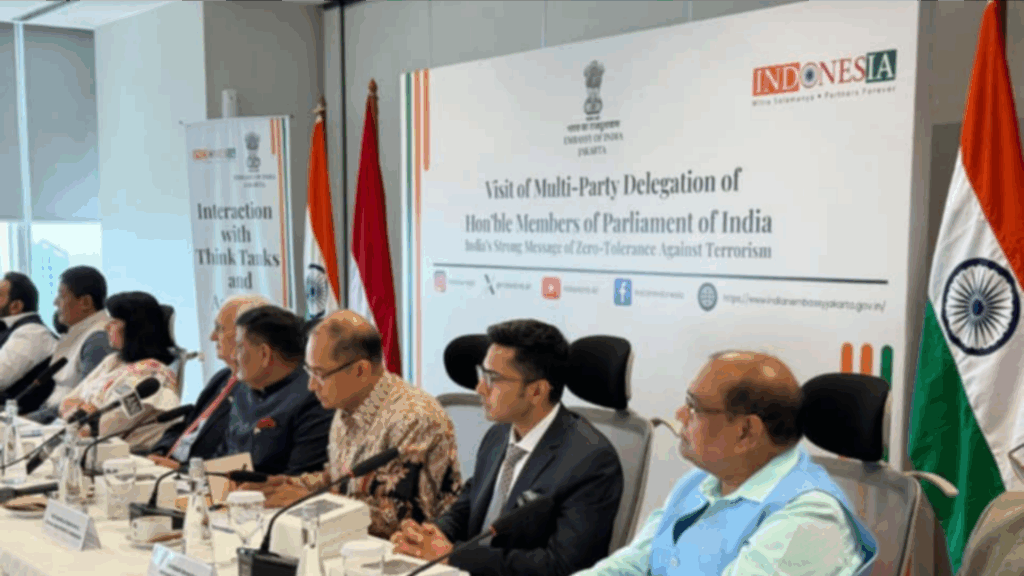 বিদেশে ঝোড়ো ব্যাটিং! টোকিও, সিওলের পর সিঙ্গাপুর ইন্দোনেশিয়ায়ও পাকিস্তানের পর্দা ফাঁস অভিষেকের