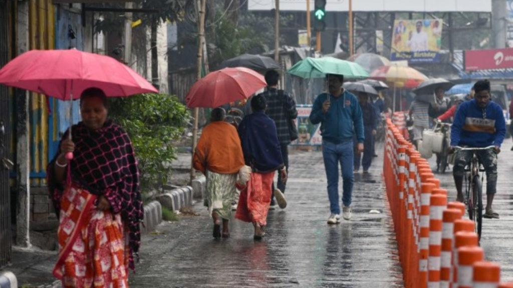 রাতে আবারও বৃষ্টির পূর্বাভাস কলকাতা সহ দক্ষিণবঙ্গের জেলাগুলিতে