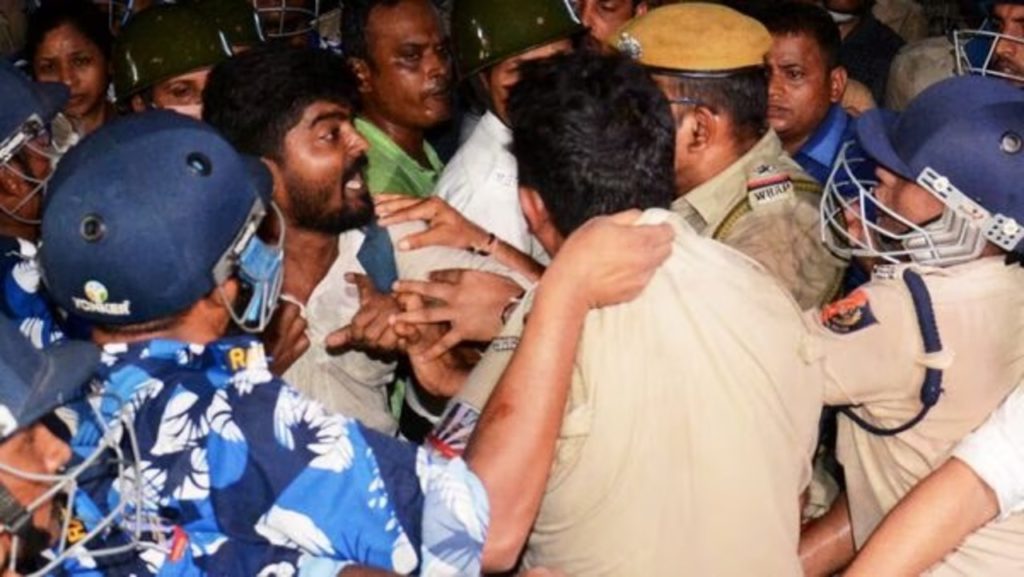 নকশালপন্থীদের পরিকল্পনায় রাতে বিকাশ ভবনে পুলিশের উপর হামলা-তাণ্ডব, উঠল ‘বোল বোল হাল্লা বোল’ slogan