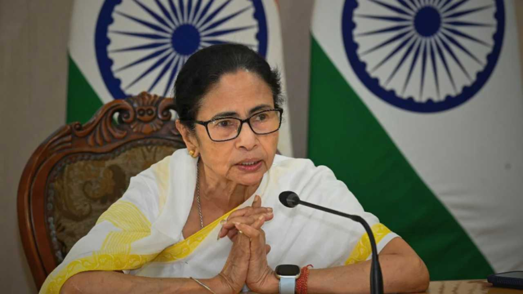 সরকারি সমস্ত দপ্তরের ছুটি বাতিল করল রাজ্য, বেসরকারি স্কুলগুলিও বন্ধ রাখার অনুরোধ মুখ্যমন্ত্রীর