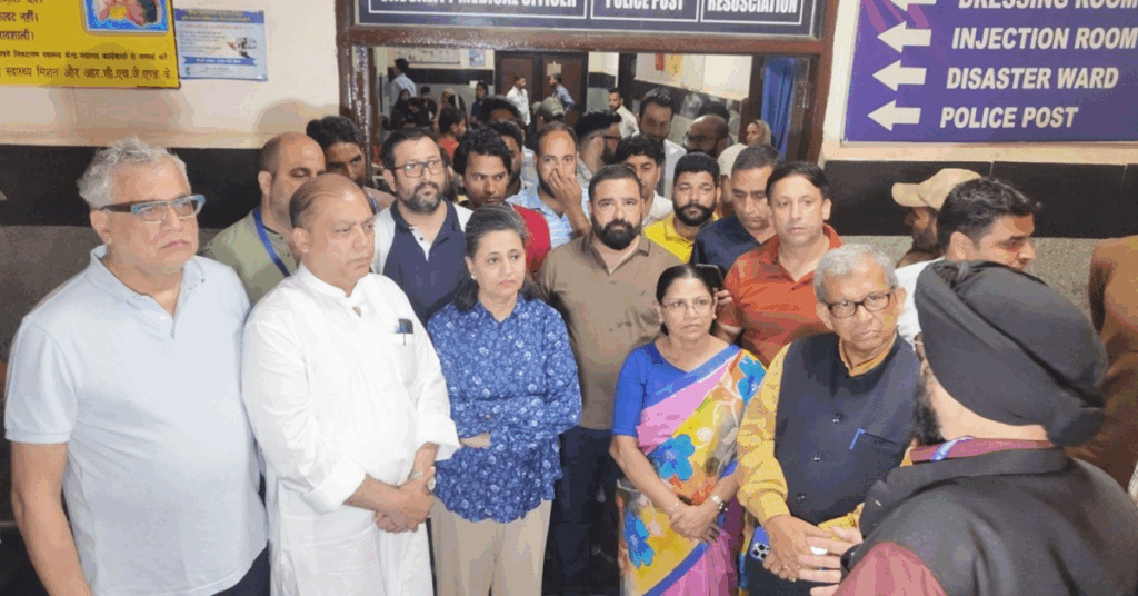 শনিবার পাক গোলায় আহতদের দেখতে রাজৌরির গভর্নমেন্ট মেডিকেল কলেজে তৃণমূলের প্রতিনিধি দল