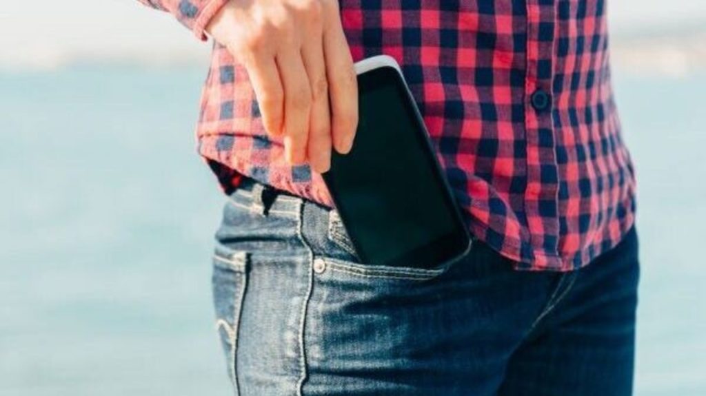 প্যান্টের পকেটে মোবাইল রাখছেন! ডেকে আনছেন কোন বিপদ?