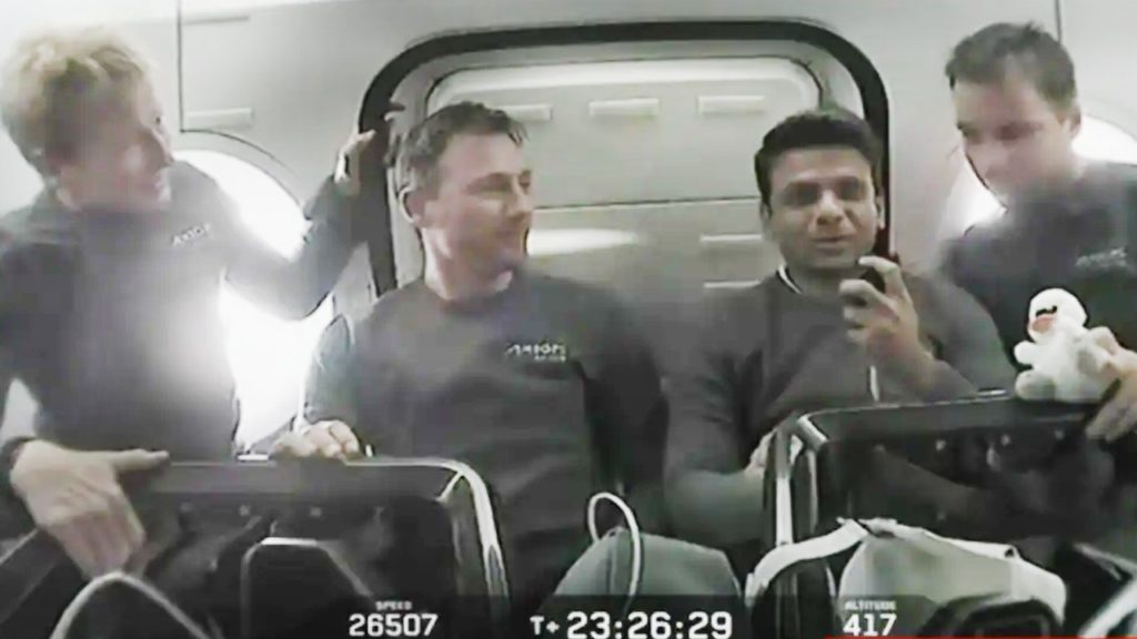 মহাকাশে পৌঁছে শিশুর মতো হাঁটতে শিখছেন শুভাংশু, আর কী জানালেন ভারতীয় নভশ্চর?