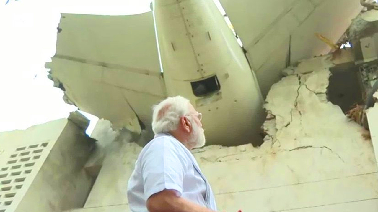 মোদীর লজ্জা নেই? আহমেদাবাদ বিমান দুর্ঘটনাস্থলে প্রধানমন্ত্রীর ফটোশুটকে খোঁচা তৃণমূলের