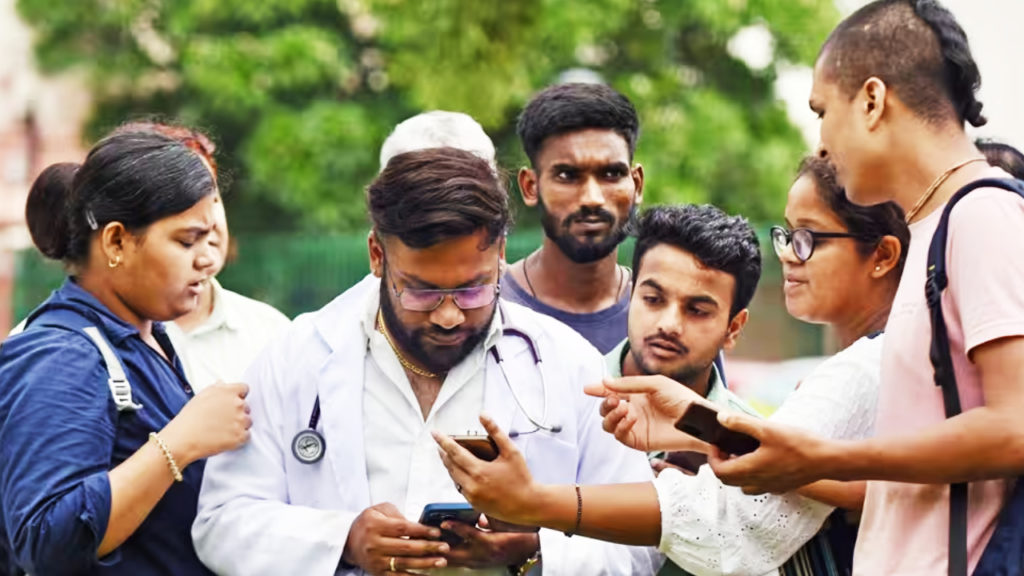 NEET UG 2025 exam: মেধা যাচাই না ব্যবসা? পাস মার্কস ছাড়াই ‘উত্তীর্ণ’ ৫০% পড়ুয়া
