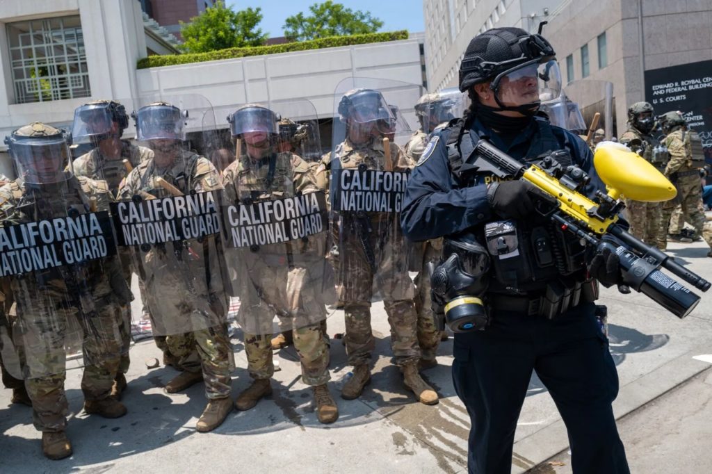 অগ্নিগর্ভ লস এঞ্জেলস, ২ হাজার সেনা পাঠালেন ট্রাম্প, ভারতীয় পড়ুয়াকে হ্যান্ডকাফ পরিয়ে মারধর