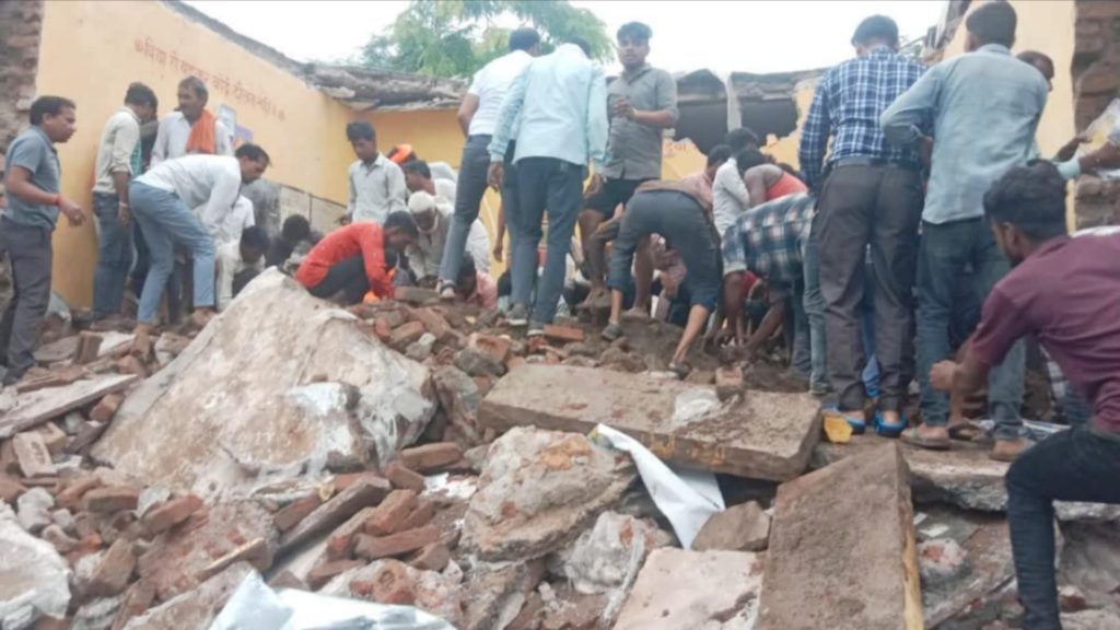বিজেপি শাসিত রাজ্যে ভেঙে পড়ল স্কুলের ছাদ! মৃত্যু হয়েছে বহু পড়ুয়ার,আশঙ্কাজনক অবস্থায় ভর্তি একাধিক জন
