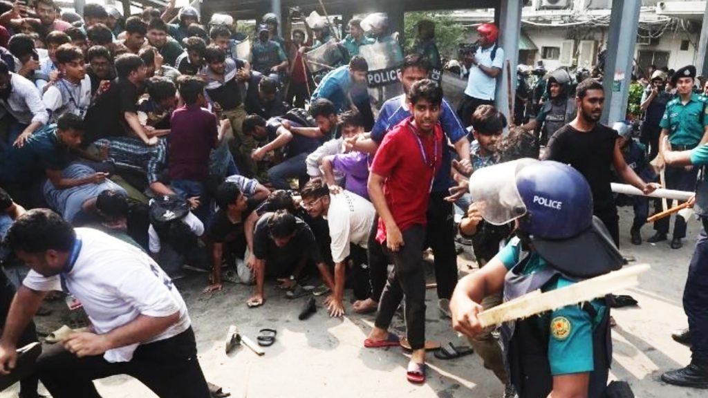 জুলাইয়েই ছাত্র আন্দোলনে ফের উত্তাল ঢাকা, চলছে লাঠি, সাউন্ড গ্রেনেড, হাসপাতালে ৭৫ জন