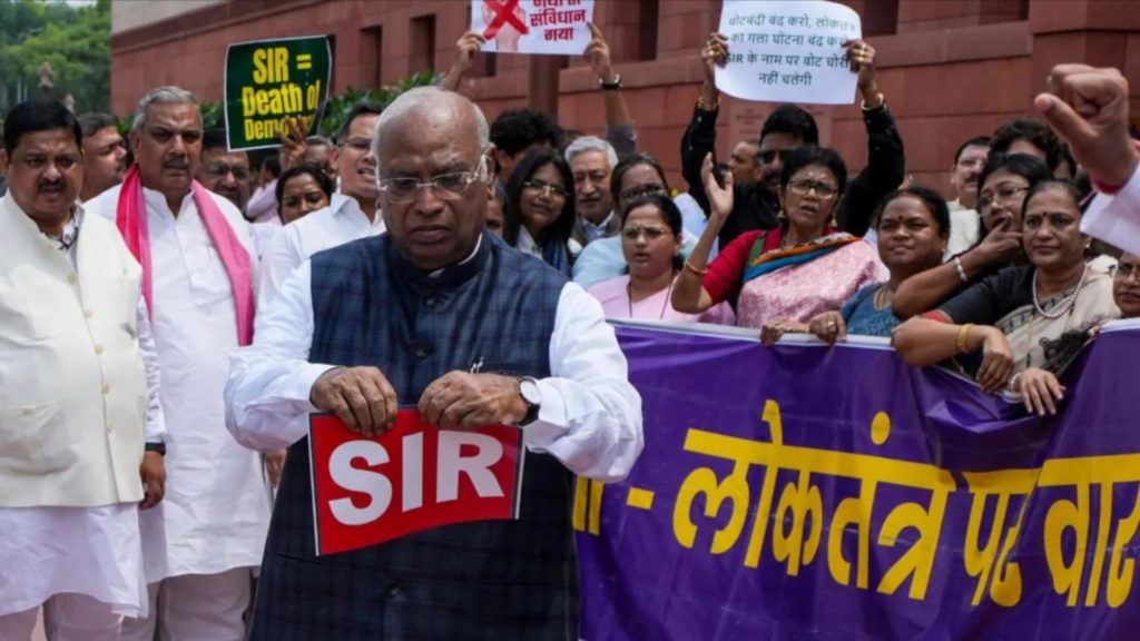 SIR বাতিলের দাবিতে সংসদ চত্বরে বিক্ষোভ INDIA শিবিরের সাংসদদের