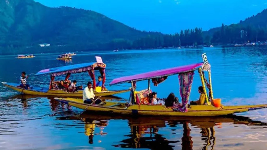 দুর্গাপুজোর ছুটিতে বাঙালি পর্যটকদের ফের কাশ্মীরমুখো করতে ব্যাপক ছাড়ের ঘোষণা