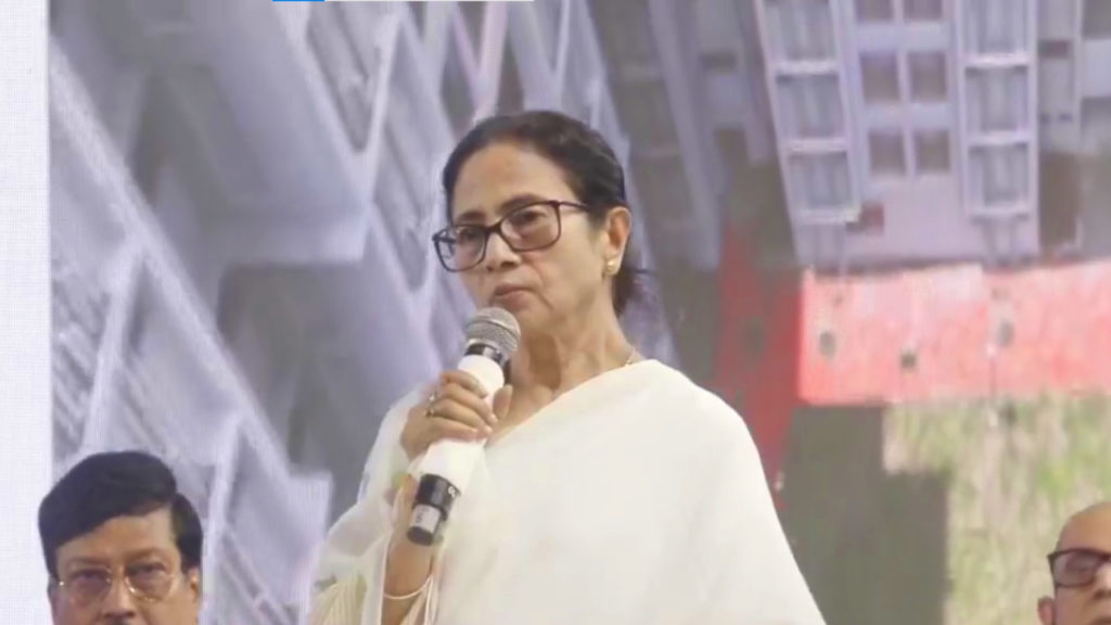 ইলামবাজারে কেন্দ্রের বিরুদ্ধে বঞ্চনার অভিযোগ তুলে সরব মমতা