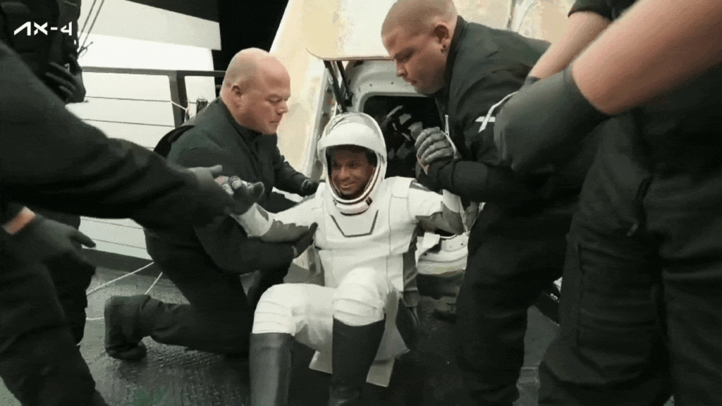 মহাকাশ থেকে মাটিতে পা! ‘ড্রাগন’ ক্যাপসুল খুলতেই Shubhanshu Shukla-র মুখে তৃপ্তির হাসি