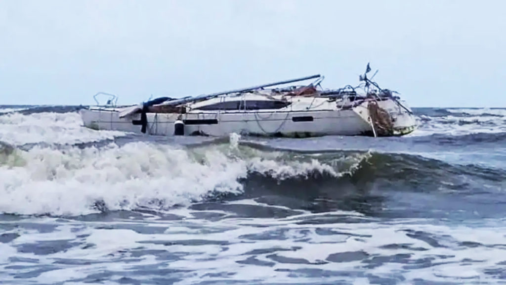 ২৬/১১-র স্মৃতি উস্কে মহারাষ্ট্র উপকূলে রহস্যজনক বিদেশি নৌকা