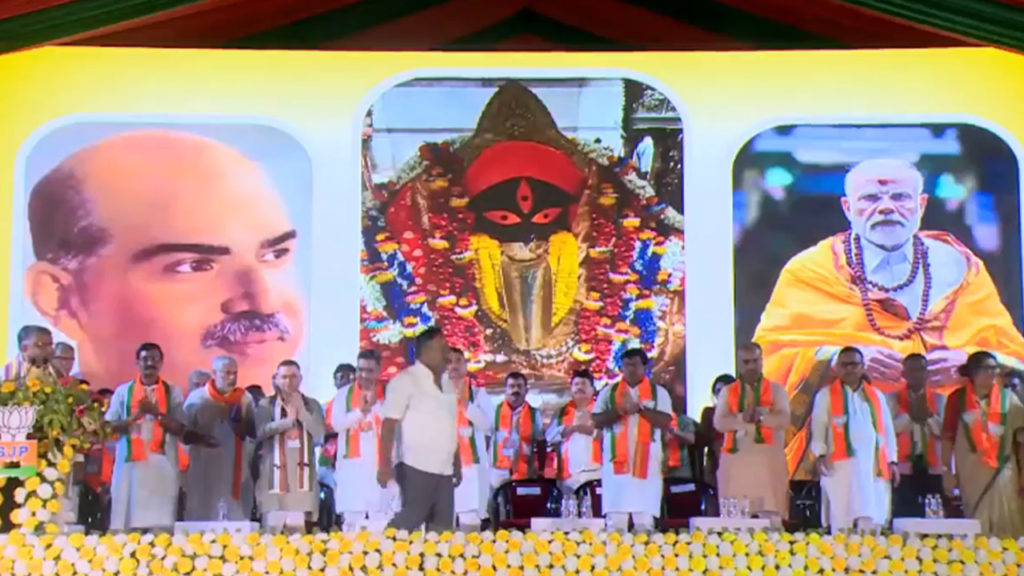 মা কালীর ছবি নিয়ে ‘বাঙালি’ হতে চাওয়ার মরিয়া চেষ্টা বিজেপির! কটাক্ষ তৃণমূলের