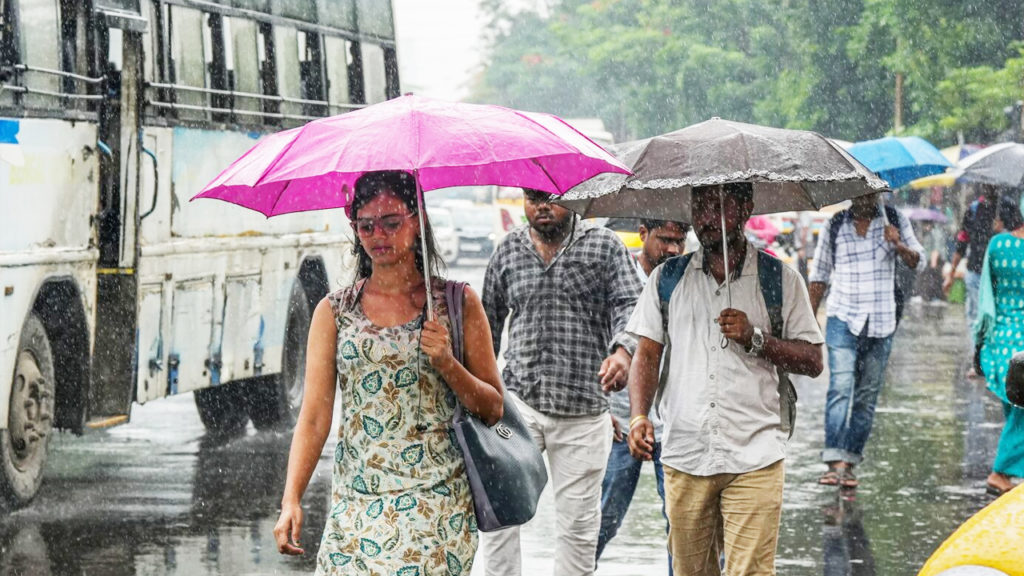 আজ শনিবার মেঘলা আকাশ, হালকা থেকে মাঝারি বজ্রবিদ্যুৎ-সহ বৃষ্টির সম্ভাবনা