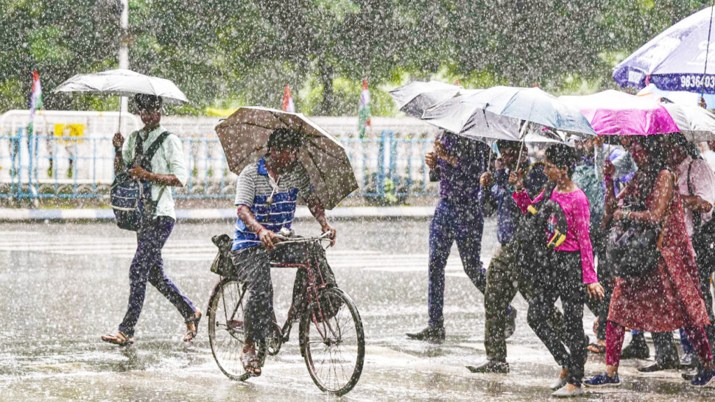 Weather Update: নিম্নচাপের জেরে রাজ্যজুড়ে বৃষ্টি, কতদিন চলবে?