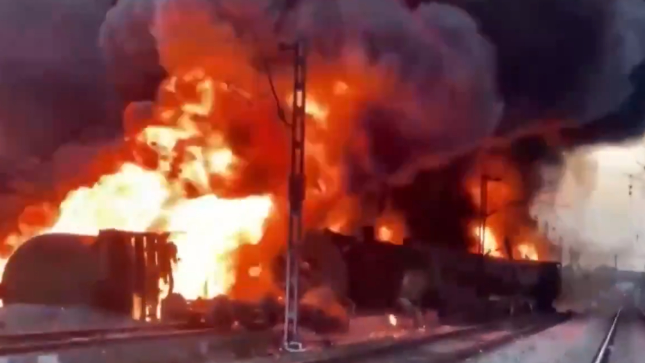 মালগাড়িতে ভয়াবহ অগ্নিকাণ্ড, বিপর্যস্ত রেল পরিষেবা