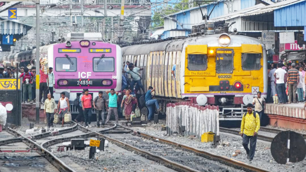 আজ শিয়ালদহ মেইন ও দক্ষিণ শাখায় বাতিল এক গুচ্ছ লোকাল ট্রেন