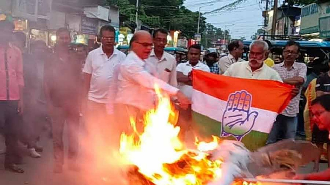 শুক্রবার প্রদেশ কংগ্রেস দপ্তরের সামনে বিজেপির বিক্ষোভ। ছবি: সংগৃহীত।