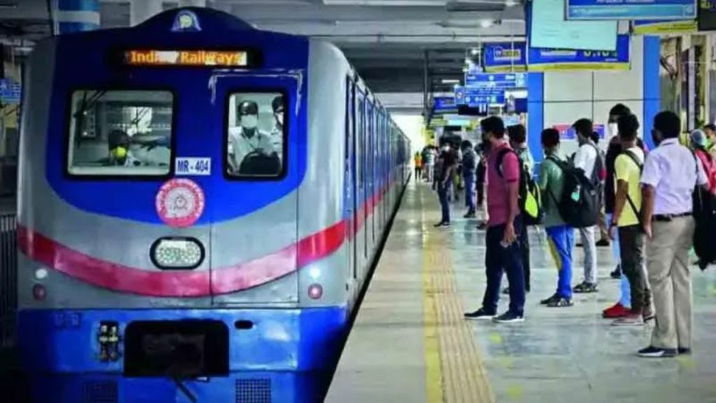 Kolkata Metro: মেট্রো টানেলে জল, অফিস টাইমে ফের ব্যাহত পরিষেবা