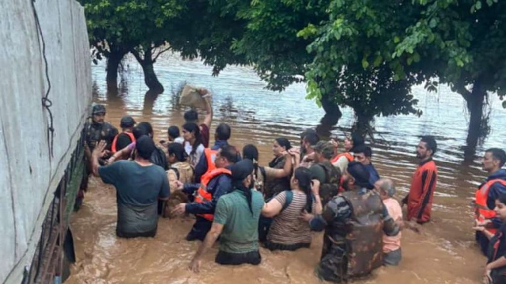 ভূস্বর্গ ভয়ংকর! ভারীবৃষ্টি-ধসে বিপর্যস্ত বৈষ্ণোদেবী, মৃত বেড়ে ৩৬, জখম বহু