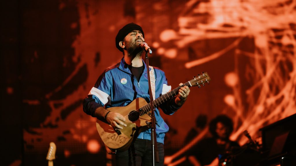 বিপাকে অরিজিৎ সিং ও তাঁর দেহরক্ষী, ‘চ্যাংদোলা করে সরানো’য় থানায় অভিযোগ দায়ের সঙ্গীত যন্ত্র নির্মাতার